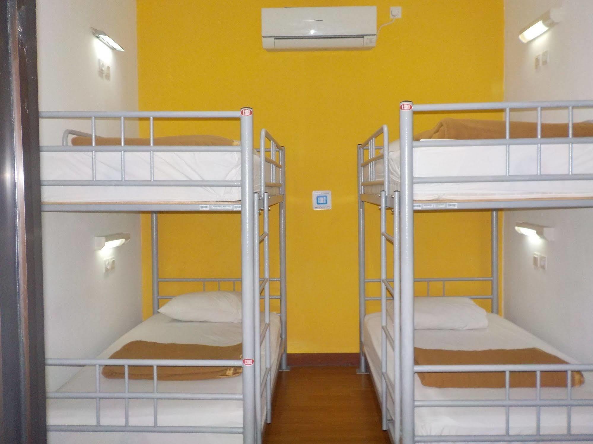 Cx Hostel Kuta Raya Esterno foto