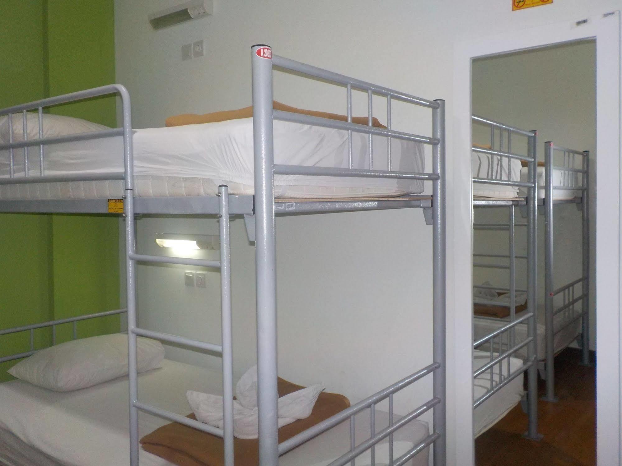 Cx Hostel Kuta Raya Esterno foto