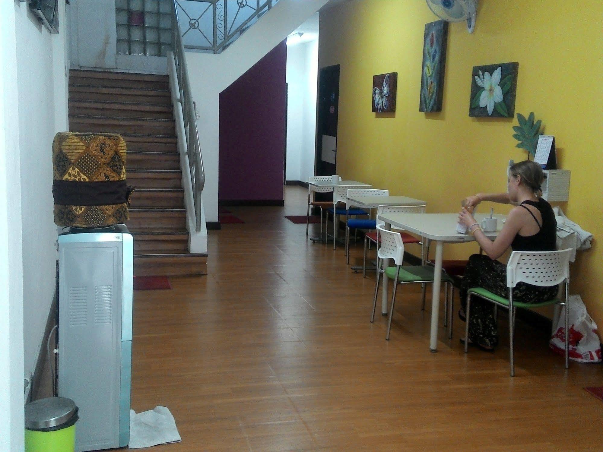 Cx Hostel Kuta Raya Esterno foto