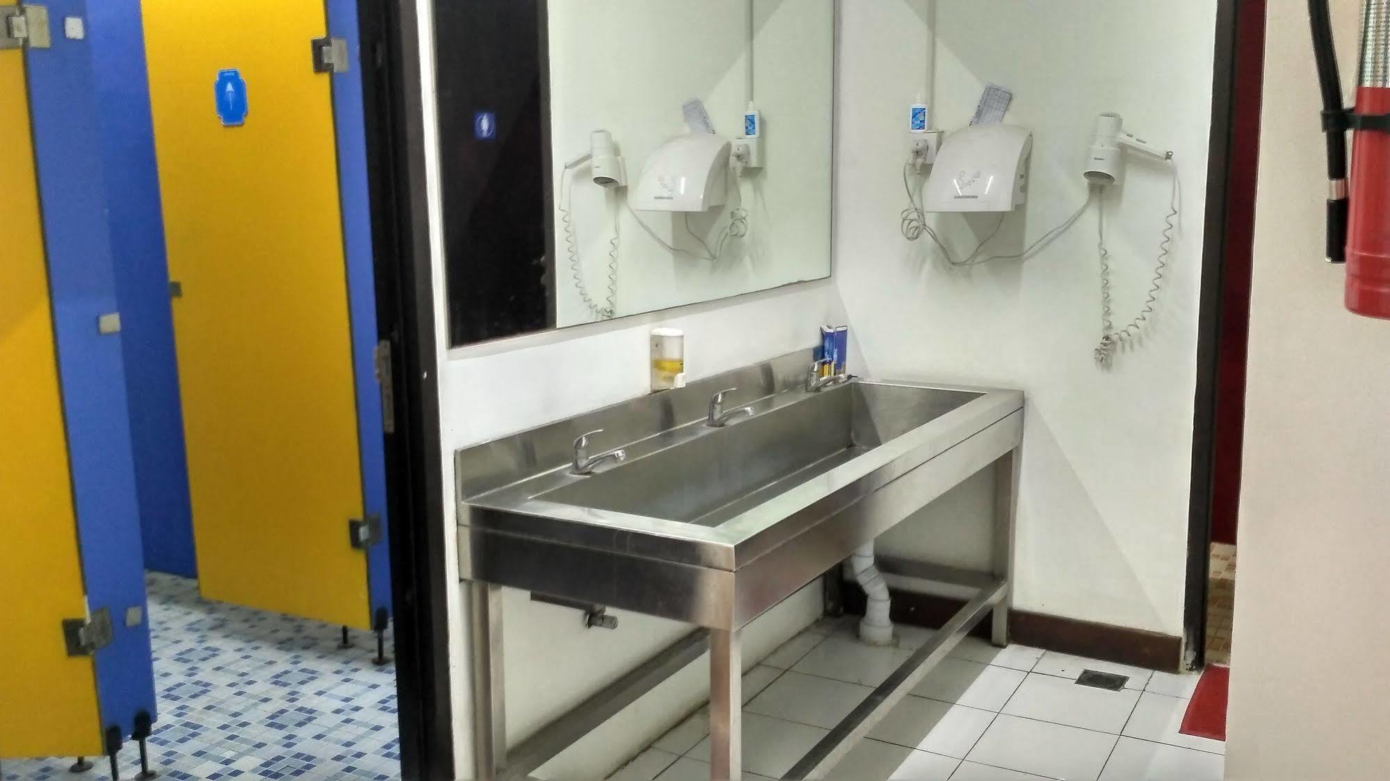 Cx Hostel Kuta Raya Esterno foto